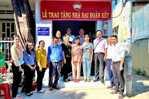 Phường Mỹ Phước trao tặng 2 căn nhà Đại đoàn kết