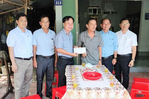Tặng quà gia đình chính sách tiêu biểu xã Tân Thạnh