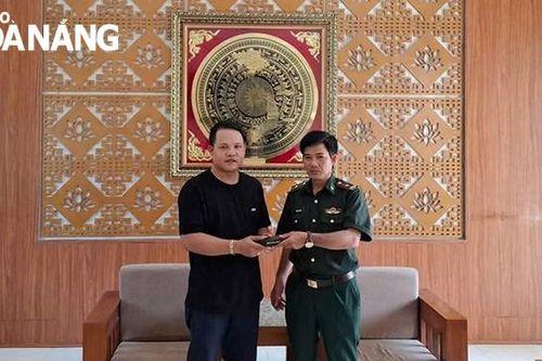 Bộ đội biên phòng trao trả tài sản cho người đánh rơi