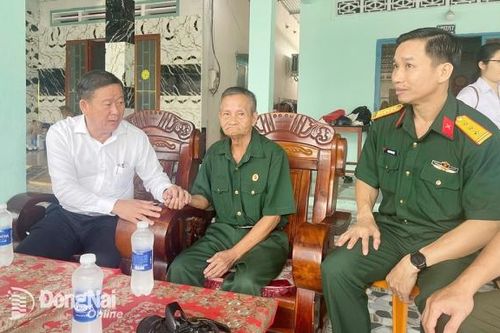 Trưởng ban Tổ chức Tỉnh ủy Đào Văn Phước thăm, tặng quà người có công với cách mạng ở huyện Nhơn Trạch