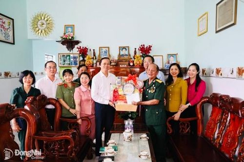 Chủ nhiệm Ủy ban Kiểm tra Tỉnh ủy thăm, tặng quà người có công tại huyện Cẩm Mỹ