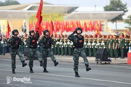 50 năm giải phóng miền Nam, thống nhất đất nước Những 'bông hồng' trên thao trường diễu binh