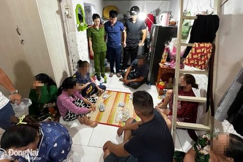 Công an 'siêu phường' Trảng Dài bắt nhóm đánh bạc trong phòng trọ
