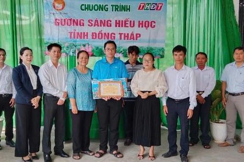 Trao học bổng gương sáng hiếu học cho sinh viên Nguyễn Huỳnh Tuấn Vĩ