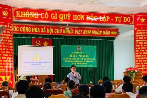 Tập huấn về an toàn giao thông cho cán bộ, hội viên nông dân