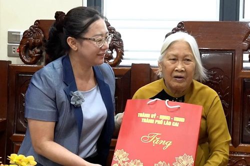 Lãnh đạo Thành ủy Lào Cai thăm, tặng quà các Mẹ Việt Nam Anh hùng nhân kỷ niệm 50 năm Ngày Giải phóng miền Nam