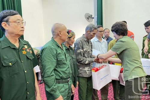Công đoàn Công an nhân dân tặng quà tại ATK Định Hóa