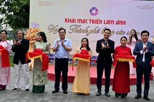 Triển lãm ảnh 'Huế - Thành phố bừng sức sống'