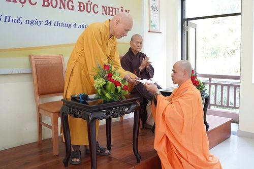Nghiên cứu sinh tiến sĩ và học viên thạc sĩ Học viện Phật giáo VN tại Huế nhận học bổng Đức Nhuận