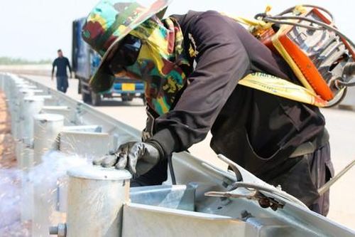 Công nhân đội nắng hoàn thiện hạng mục an toàn giao thông cao tốc Vạn Ninh - Cam Lộ