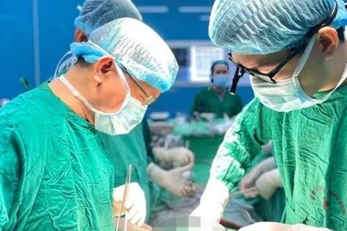 Người đàn ông có khối u khổng lồ 3,6kg chèn ngực đau âm ỉ 2 năm mà không biết