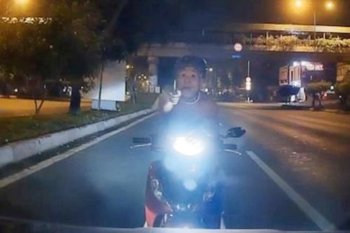 Bản tin TNGT 25/4: Tài xế ô tô bị người đàn ông cầm vật nhọn đe dọa trong đêm