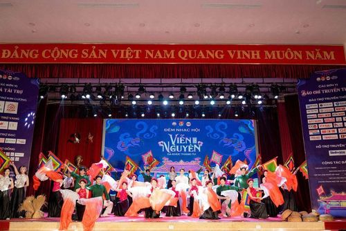 Sinh viên Báo chí 'thổi bùng' tinh thần dân tộc tại đêm nhạc hội Dạ Khúc Tháng Tư 2025
