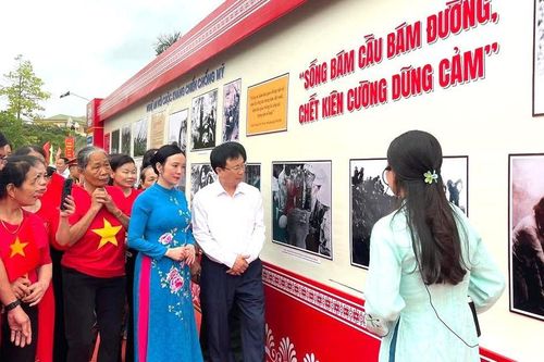 Nghệ An khai mạc trưng bày chuyên đề '50 năm thống nhất và khát vọng vươn mình'