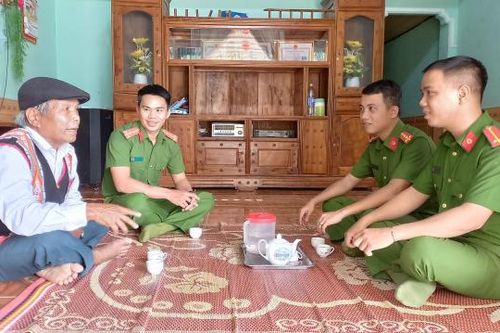 Già làng góp phần giữ bình yên Cà Dy