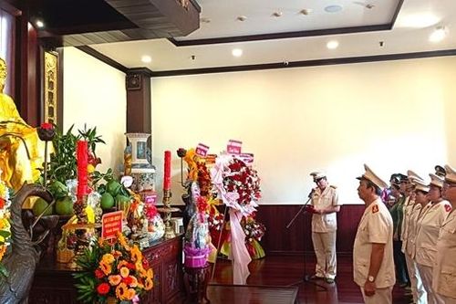 Bệnh viện 30-4 dâng hương, báo công dâng Bác ở Bến Nhà Rồng