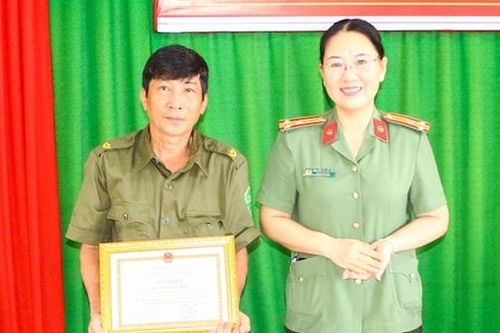 Khen thưởng thành viên Tổ đảm bảo ANTT vận động kẻ có lệnh truy nã đặc biệt ra đầu thú