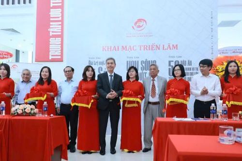Triển lãm 'Non sông nối liền một dải'