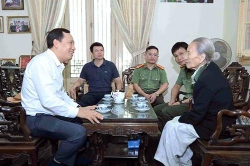 Thứ trưởng Lê Văn Tuyến thăm hỏi, tri ân gia đình các đồng chí cố lãnh đạo Bộ Công an