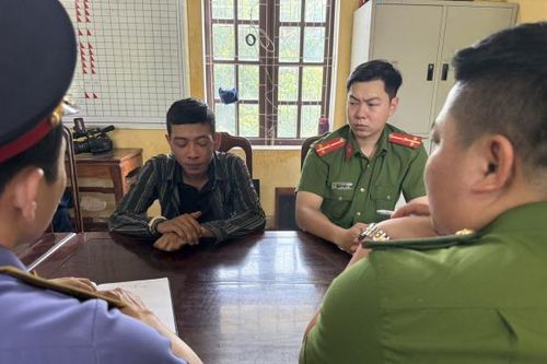 Giả vờ mượn rồi cướp giật điện thoại ở trạm chờ xe buýt