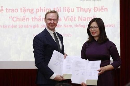 Thụy Điển trao tặng Việt Nam phim tài liệu lịch sử quý hiếm về ngày thống nhất đất nước