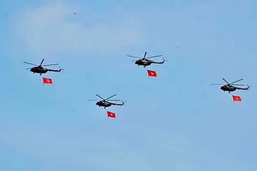 Trực thăng kéo cờ, tiêm kích nhào lộn ở trung tâm TP.HCM
