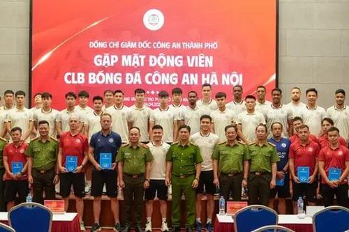 Lãnh đạo CATP Hà Nội gặp mặt các cầu thủ CAHN
