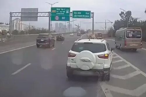 Ô tô rẽ ẩu, đe dọa an toàn giao thông