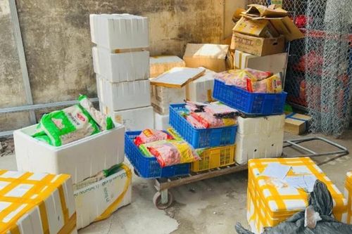 Hà Nội: Kiểm tra đột xuất 1 kho lạnh, hầu hết là thực phẩm 'bẩn', học sinh yêu thích