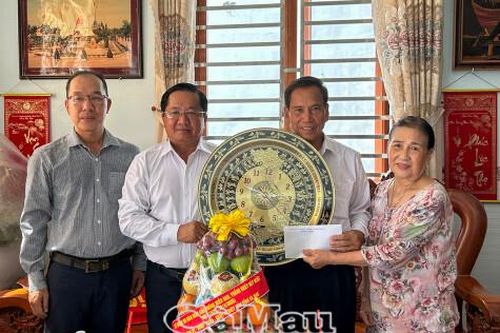 Thăm, tặng quà các nguyên lãnh đạo Mặt trận Tổ quốc