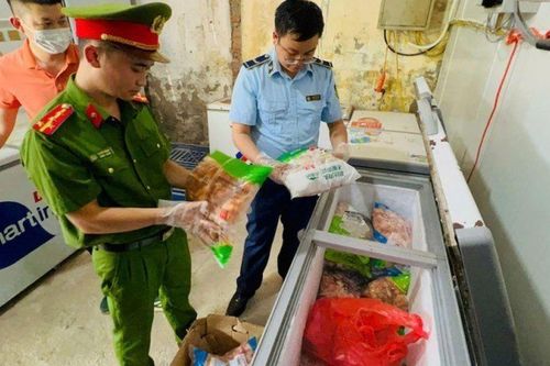 Hơn 1 tấn xúc xích, lạp xưởng, há cảo, viên thả lẩu 'thập cẩm', thanh cua... 'bẩn' chuẩn bị ra thị trường thì bị thu giữ