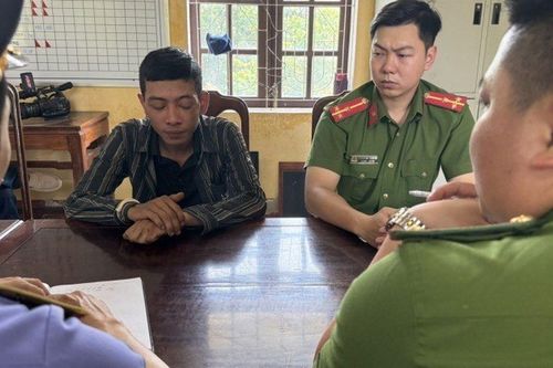 Bắt 2 đối tượng giả vờ mượn rồi cướp điện thoại ở trạm chờ xe buýt