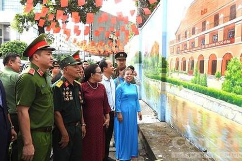 Công trình bích họa thứ 19 – hưởng ứng cao điểm thi đua đặc biệt 50 ngày đêm của Công an TPHCM
