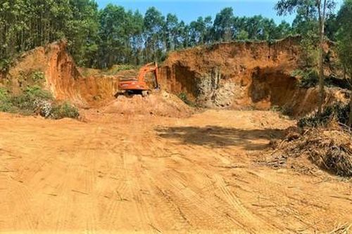 Công an điều tra vụ 'xẻ thịt' đồi keo lấy đất chở đi