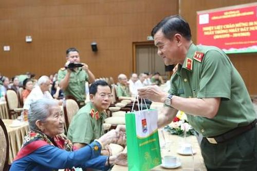 Công an TPHCM họp mặt kỷ niệm 50 năm Ngày Giải phóng miền Nam, thống nhất đất nước