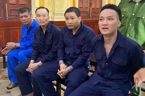 Hai người thương vong vì bị chém nhầm trong quán massage