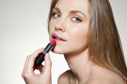 Môi mỏng nên đánh son màu gì?