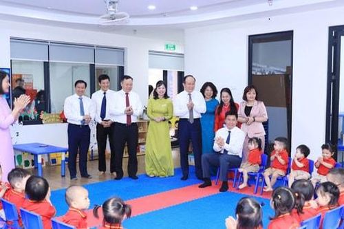 Quận Đống Đa gắn biển 2 công trình chào mừng 50 năm Ngày Giải phóng miền Nam
