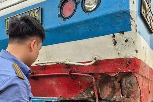 Tàu hỏa đâm ô tô tại Hà Tĩnh