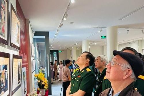 Xúc động khi xem triển lãm ảnh 'Ký ức và huyền thoại'