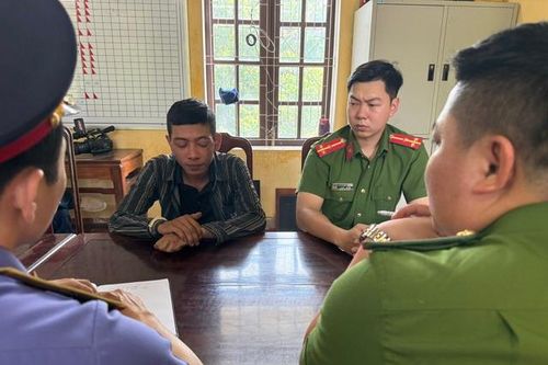 Giả vờ mượn điện thoại của hai mẹ con đang chờ xe buýt rồi cướp
