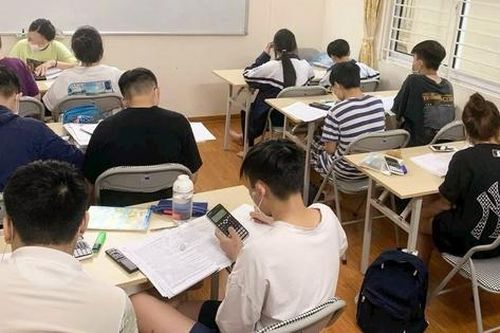 Áp lực thi cuối cấp phụ huynh tìm mọi cách để con được học thêm