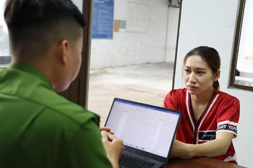 Bắt đôi nam nữ đột nhập trộm cắp hơn 80 điện thoại di động