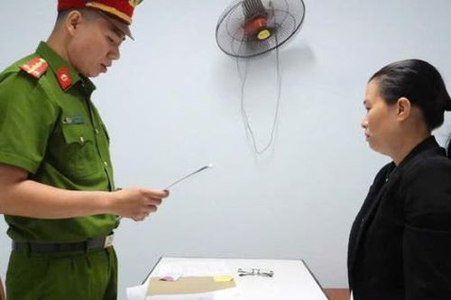 Giả danh cán bộ thanh tra lừa làm 'sổ đỏ', chiếm đoạt gần 1 tỷ đồng