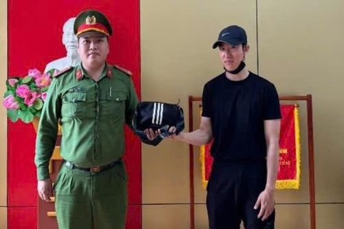 Trao trả túi xách chứa nhiều ngoại tệ cho du khách Hàn Quốc làm rơi ở Bãi Cháy