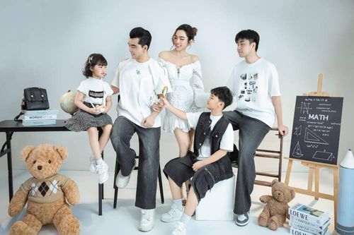 Cả nhà Ưng Hoàng Phúc - Kim Cương rạng rỡ trong bộ ảnh gia đình đầu tiên