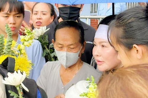 Người thân nghẹn ngào trong lễ thủy táng của Quý Bình