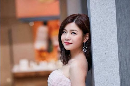 Trần Nghiên Hy vướng tin có bạn trai sau 2 tháng ly hôn