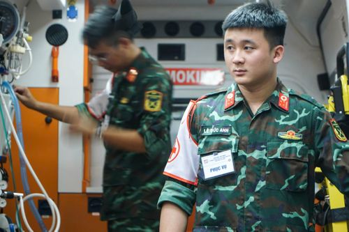 Hậu trường thầm lặng phục vụ đại lễ 30/4 của đội quân y đặc biệt
