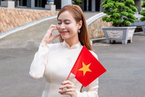 Dàn sao Việt mặc áo dài đón đại lễ 30/4